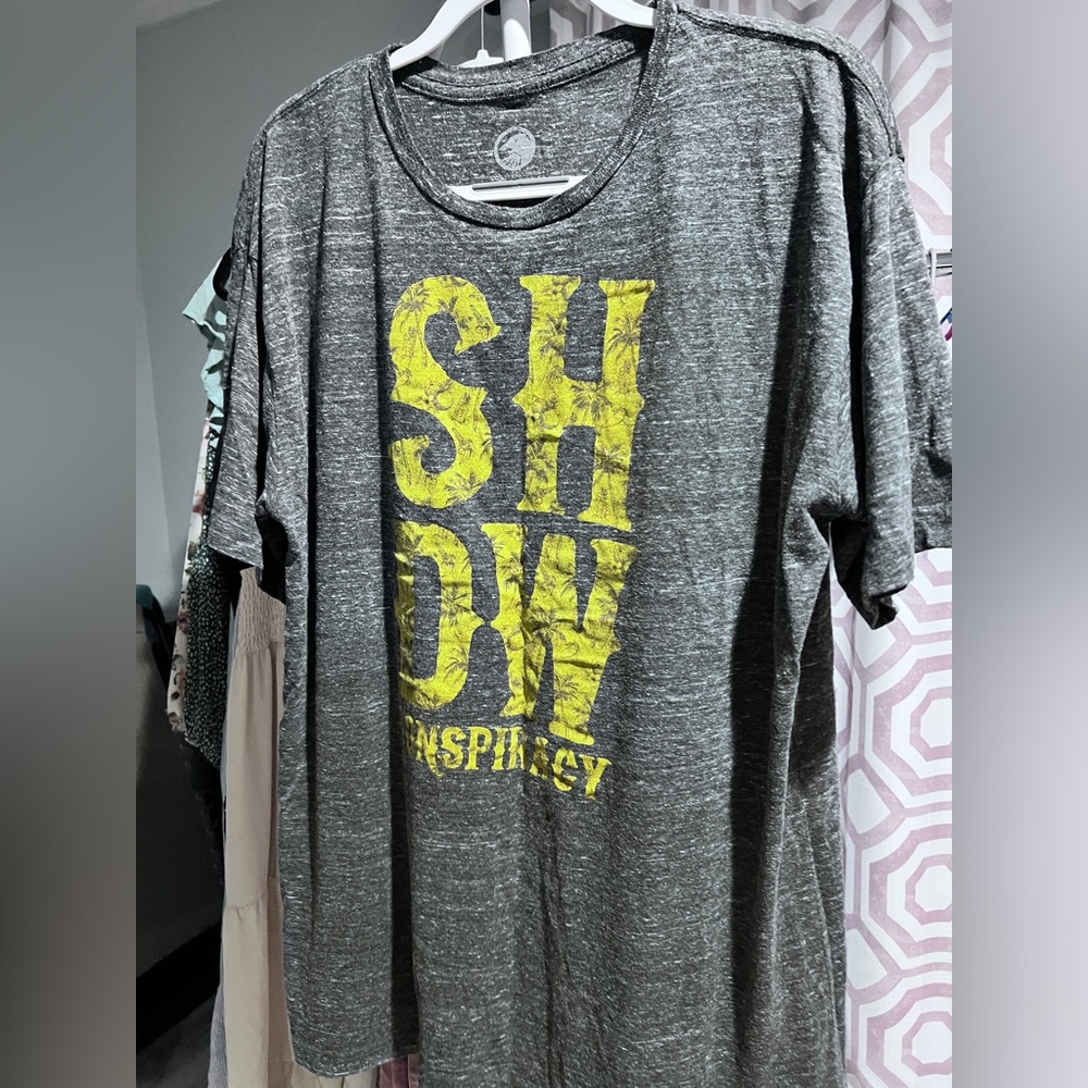 Shadow conspiracy Men's Gray Short Sleeve Graphic Tee with Yellow Print